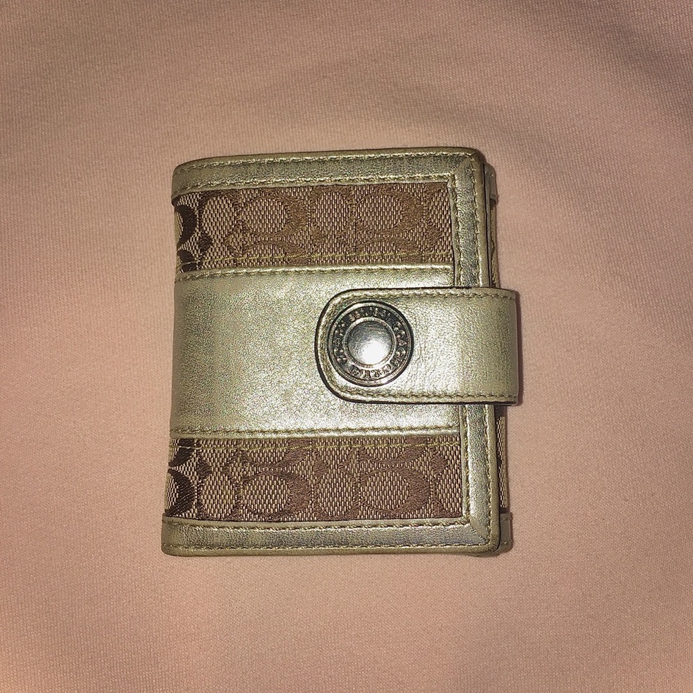this is an authentic coach wallet:))